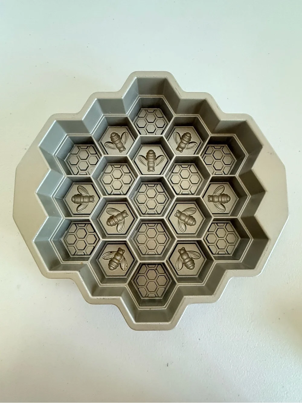 Nordic Ware Honeycomb Pull-Apart Cake Pan Heavy Cast Aluminum Non Stick